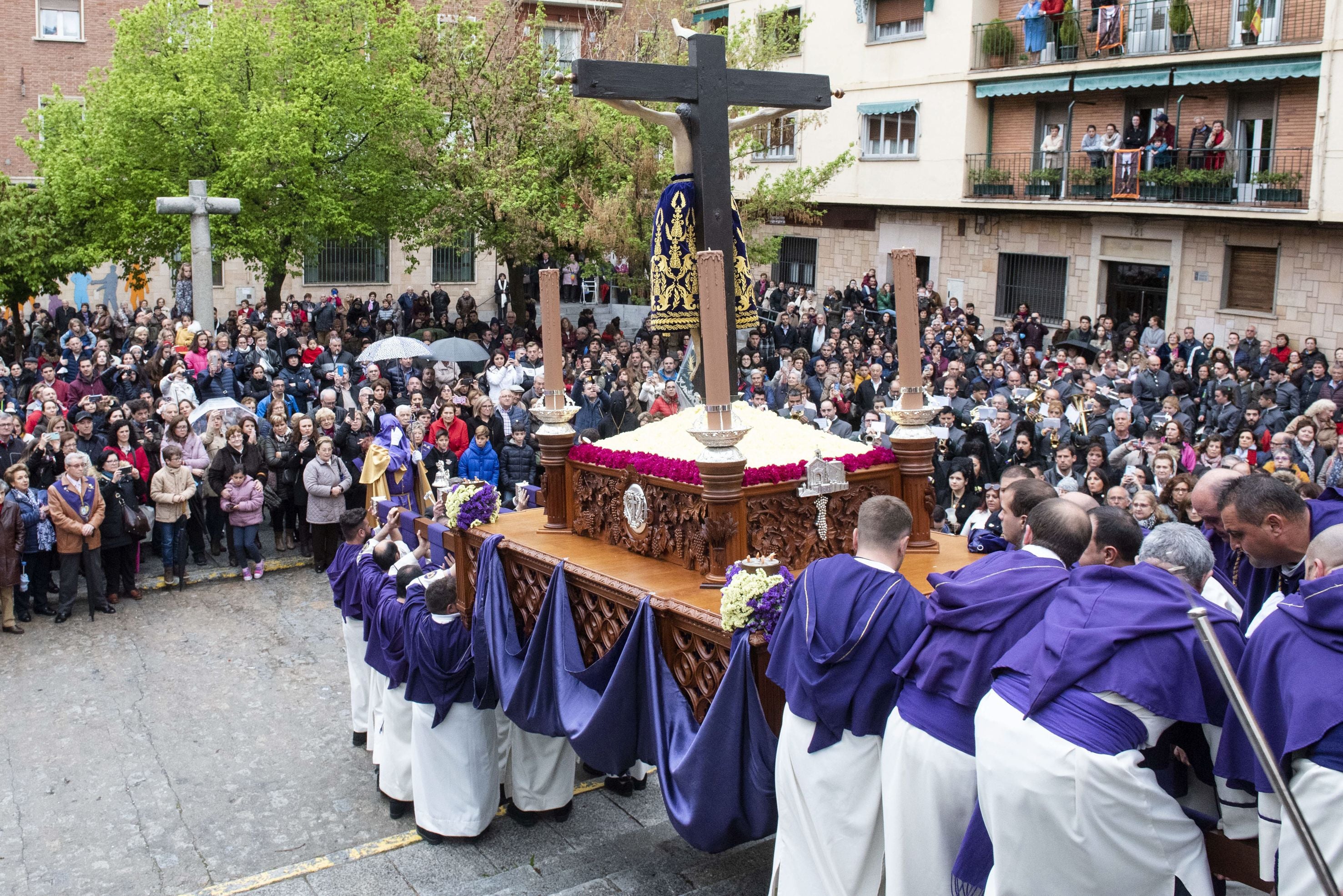 Salida del Cristo de la ermita con la plaza abarrotada.