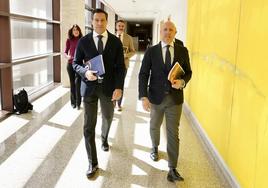 Raúl de la Hoz y Carlos Menéndez, antes de presentar la proposición de ley conjunta.