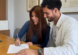Isa Pantoja y Asraf Beno firman los papeles de la casa.