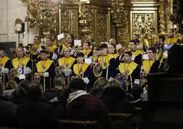 Banda de cornetas y tambores de la cofradía de Nuestro Padre Jesús Nazareno, en la iglesia de San Miguel.