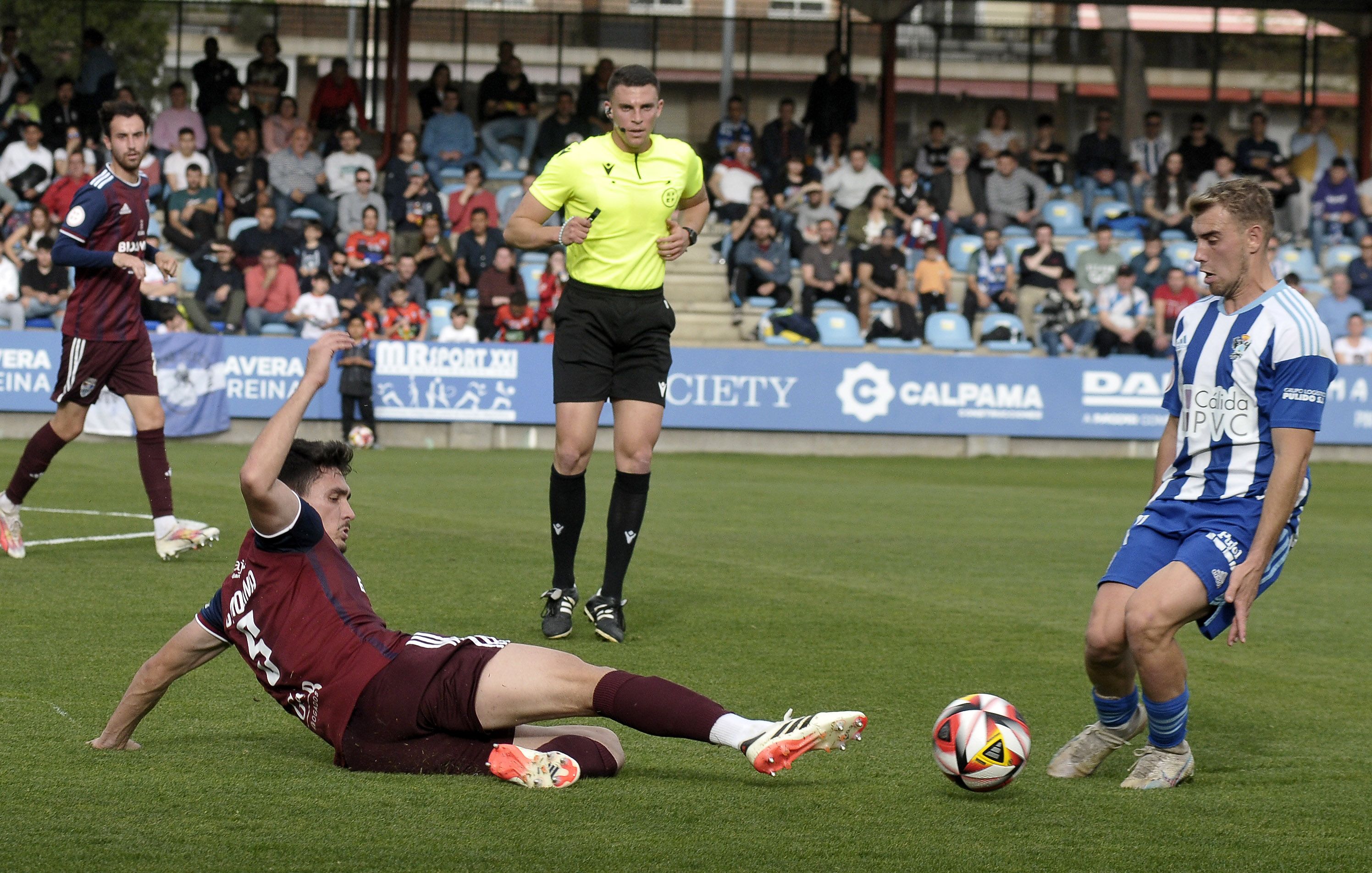 Sergi Molina intenta recuperar el balón ante un jugador del Talavera.