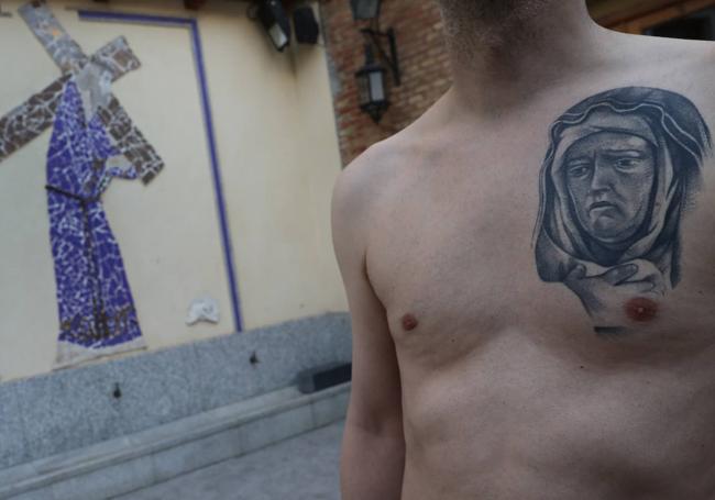 El cofrade palentino David Domínguez muestra el rostro tatuado de la Virgen de la Amargura.