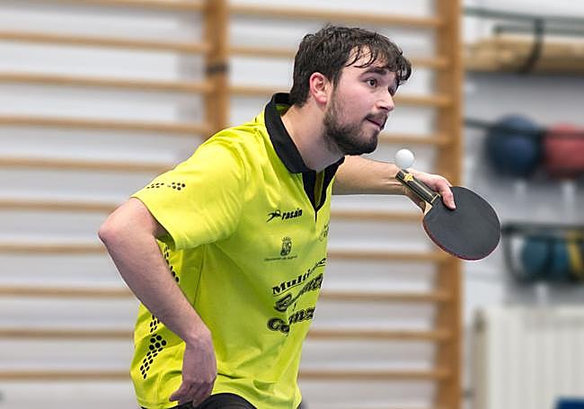 Iván, durante un partido con el club de tenis de mesa segoviano.