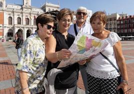 Un grupo de turistas en busca de planes en la Plaza Mayor de Valladolid.