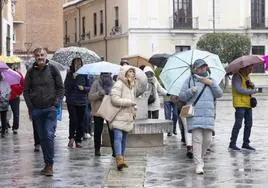 Turistas en una visita guiada por el centro de Valladolid en la mañana de este miércoles.