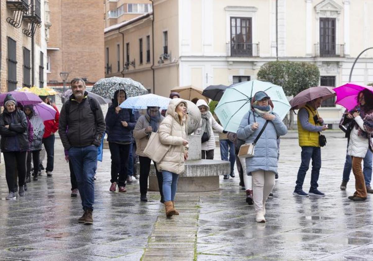 Turistas en una visita guiada por el centro de Valladolid en la mañana de este miércoles.