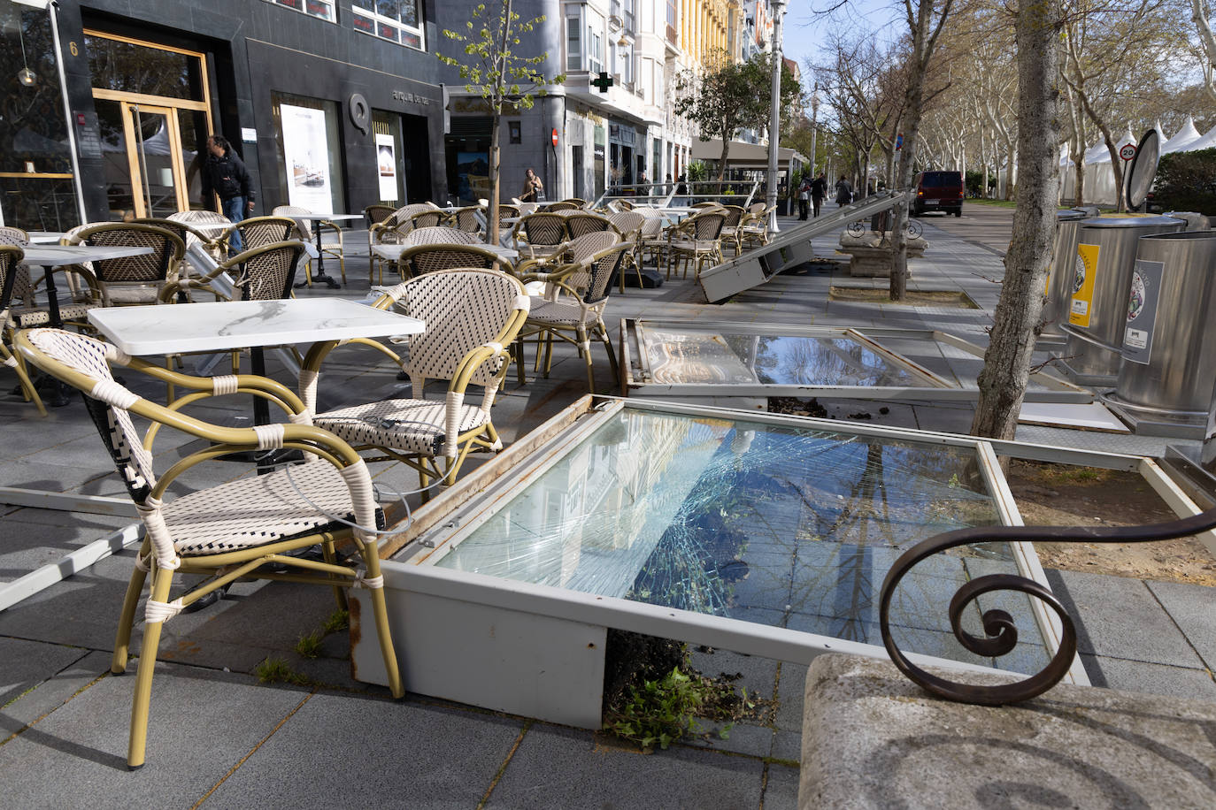 La terraza de un bar completamente destrozada