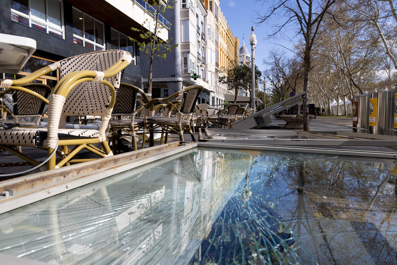La terraza de un bar completamente destrozada