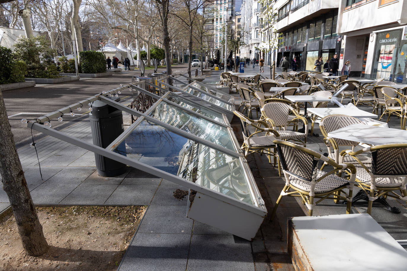 La terraza de un bar completamente destrozada