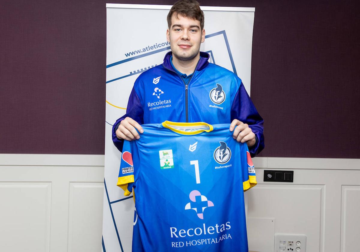 Benedek Nagy, posando con la camiseta del Recoletas Atlético.