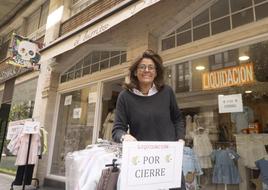 Nuria de la Fuente, junto a algunas de las prendas que liquida por cierre.