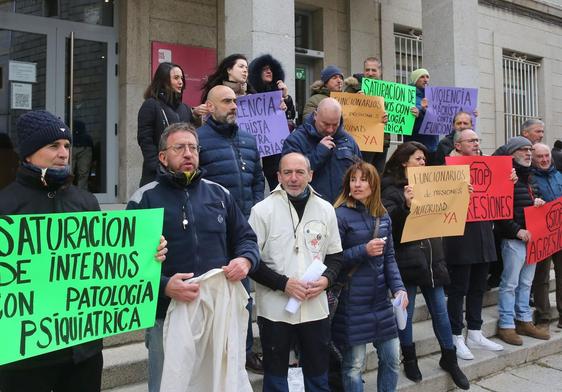 Miembros del sindicato Tu Abandono Me Puede Matar protestan ante la Subdelegación del Gobierno en Segovia, este miércoles.
