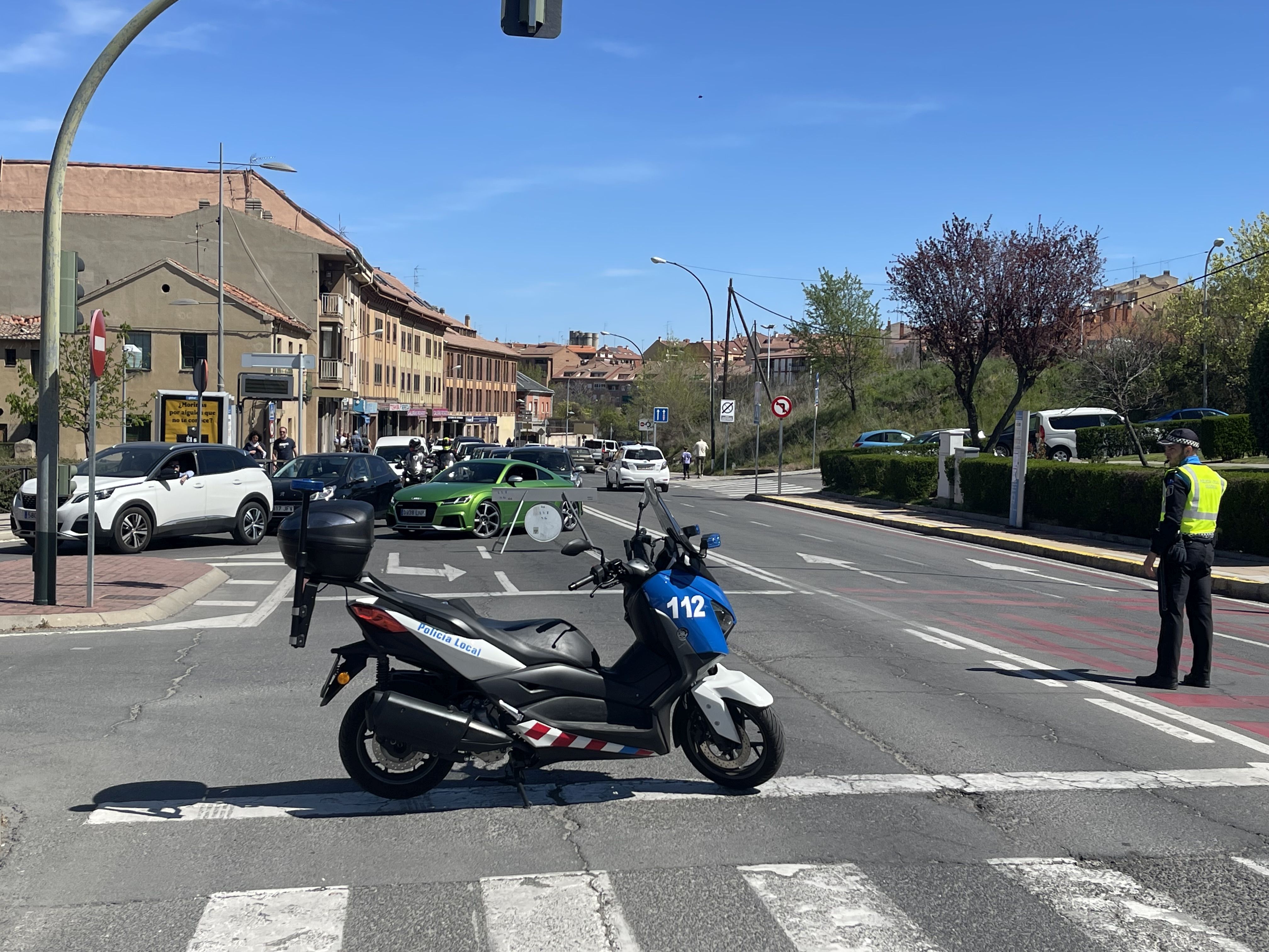 Corte de tráfico en Vía Roma para impedir el acceso hasta el entorno del Acueducto durante la Semana Santa de 2023.