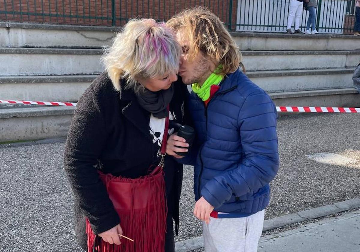 Elisa Cerrillo y su hijo Fabio en las instalaciones del colegio Pedro I de Tordesillas