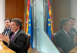 Carlos Fernández Carriedo y Luis Miguel González Gago, durante la rueda de prensa posterior al Consejo de Gobierno.