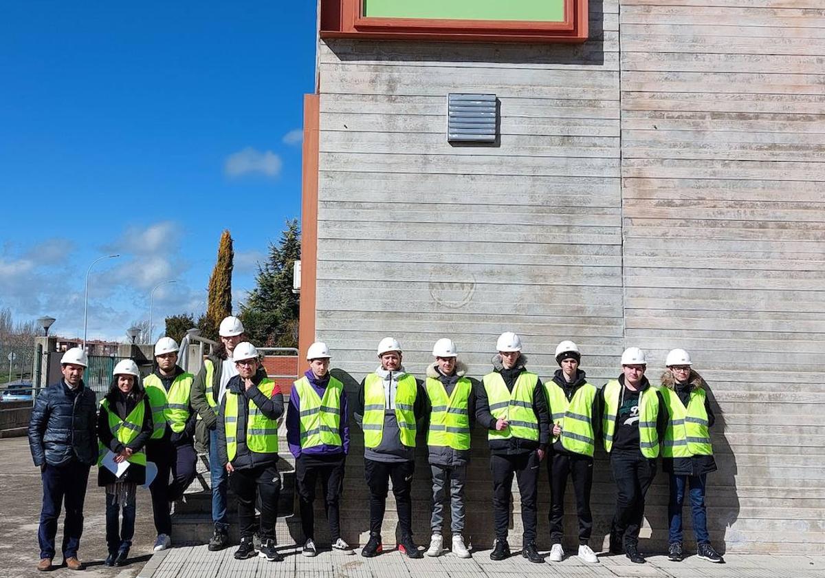 Los alumnos junto a los responsables de i-DE durante su visita a Eras de Renueva.