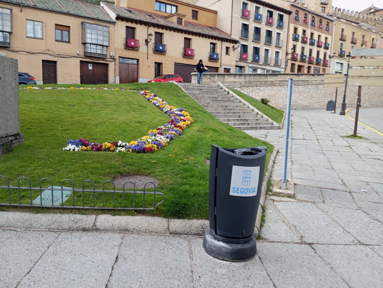 Una de las nuevas papeleras instaladas en el entorno del Acueducto.