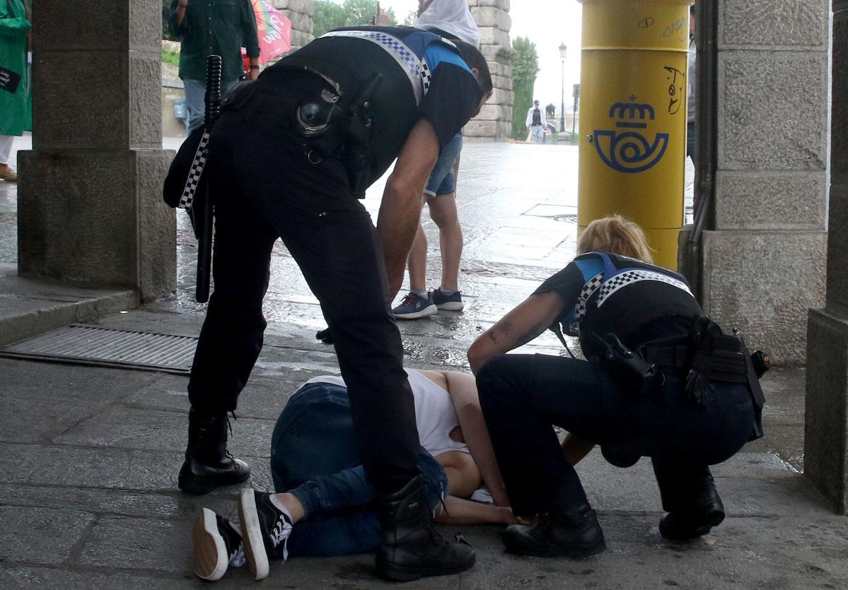 Agentes de la Policía Local reducen a una persona en una anterior intervención.