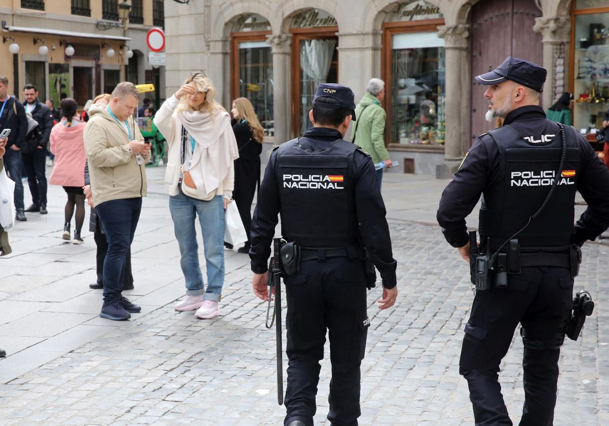 Policía Nacional patrulla a pie en la Plaza Mayor.