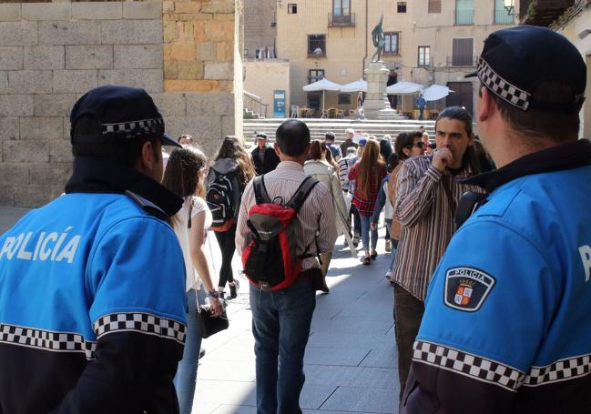 Policía Local vigila la Calle Real durante la Semana Santa de 2023.