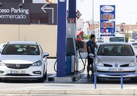 Un hombre reposta el depósito de su coche en una gasolinera de Valladolid.