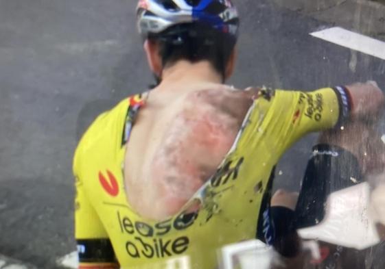 Wout Van Aert, tumbado en la carretera.