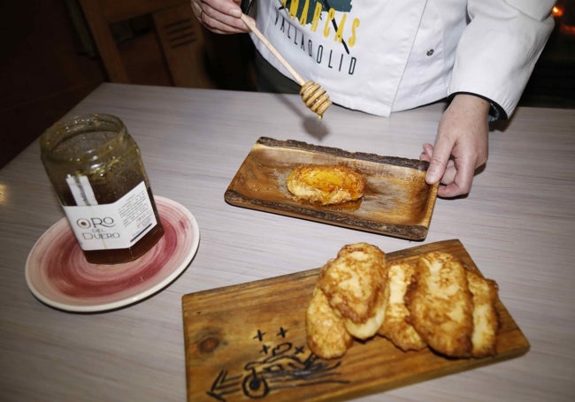 Miel de Valladolid, último toque de las torrijas de Yolanda.