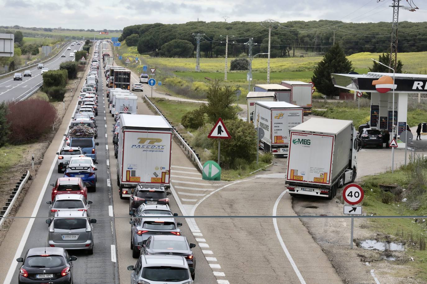 Las imágenes de las retenciones en la A-62 por la operación salida