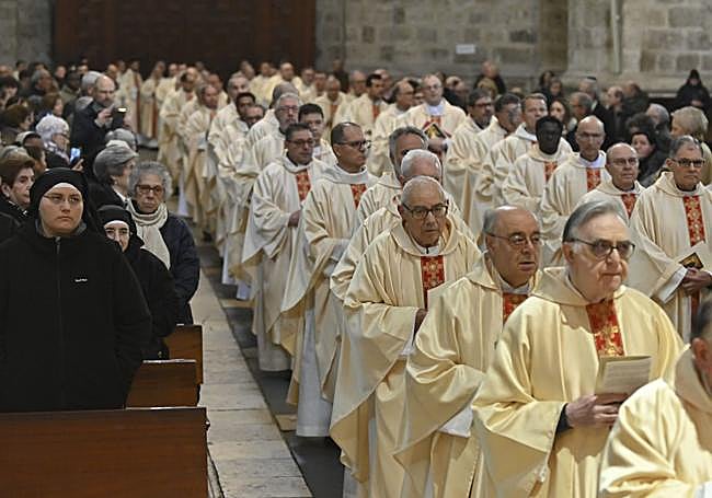 Los sacerdotes de la diócesis participaron en la misa crismal.