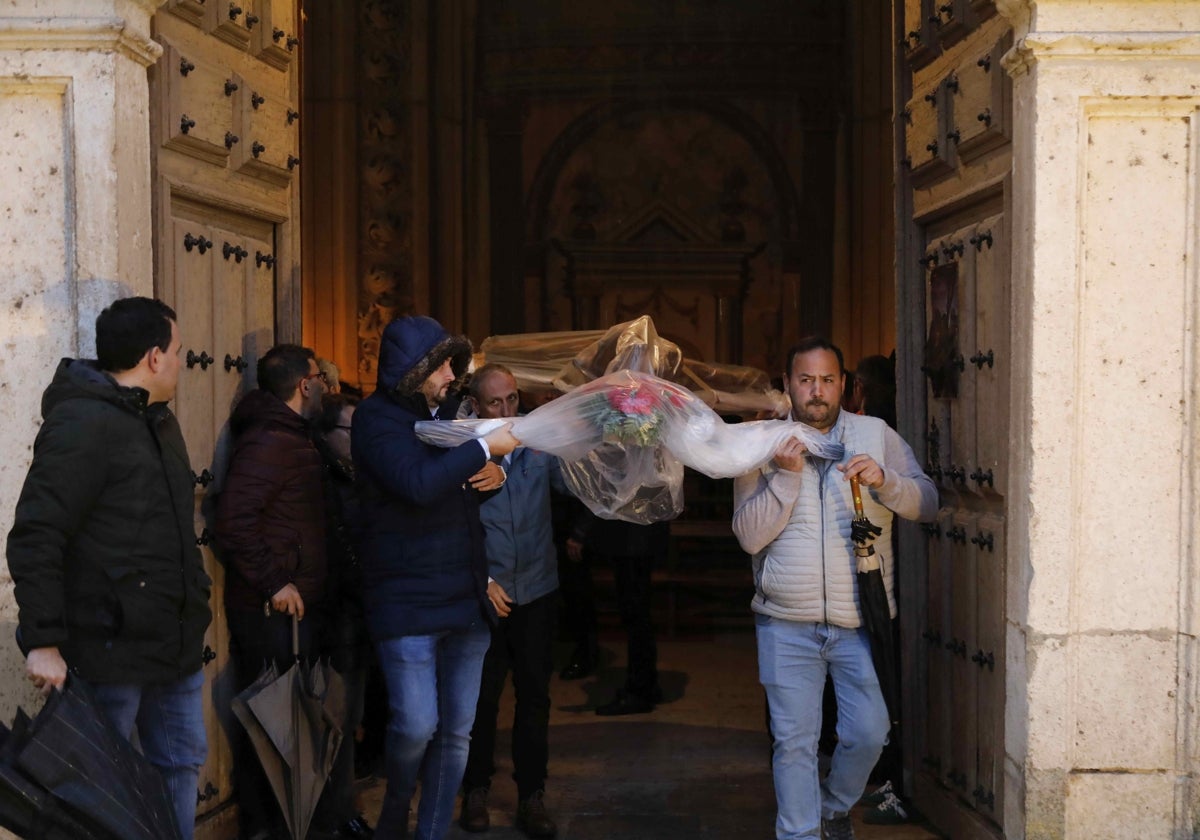 Momento del traslado del Cristo de la Agonía desde el templo de Santa Clara al de San Miguel de Reoyo.