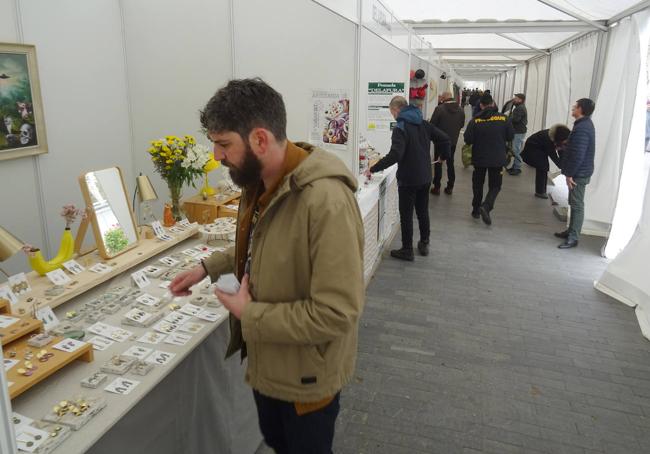 Los puestos, ya abiertos, de la Feria de Artesanía.