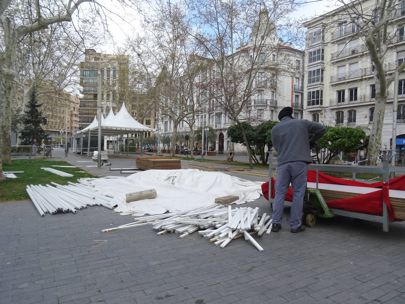 Así ha quedado la Feria de Artesanía tras el fuerte vendaval