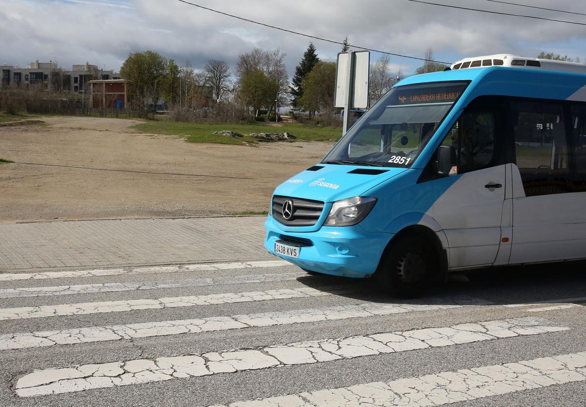 El bus lanzadera en la parada del parking disuasorio de Urbanismo, que este jueves por la mañana estaba prácticamente vacío.