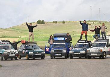 Juan José Velasco, Roberto Velázquez, Beatriz Arregui, Juan José Gallego, Ángel Fernández, Víctor Velasco y Silvia Ortúñez posando con sus vehículos en Zaratán