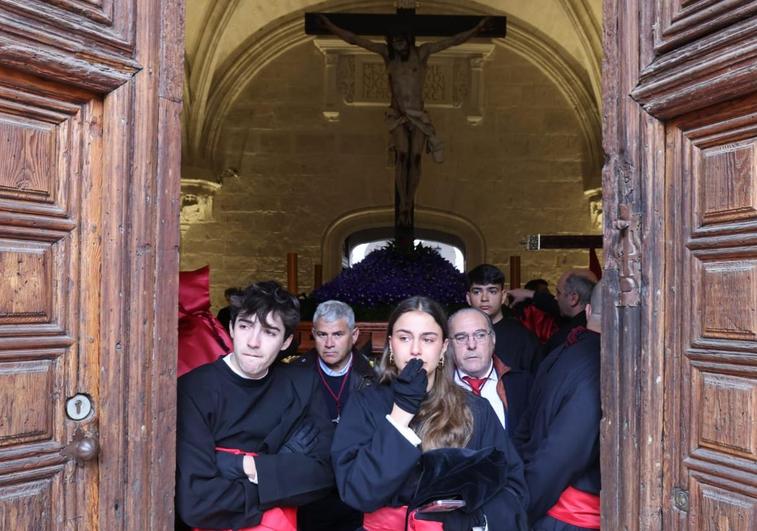 Un grupo de cofrades, tras la suspensión de la procesión.