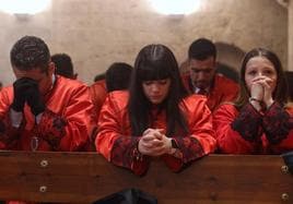 Lágrimas de los cofrades en la iglesia de la Antigua en Valladolid después de anunciarse la suspesión de la procesión.
