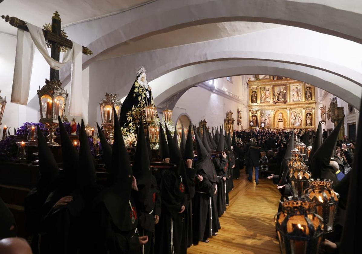 Interior de la Iglesia de Santa Isabel de Hungría desde donde procesiona la Cofradia de la Orden Franciscana Seglar la Santa Cruz Desnuda.