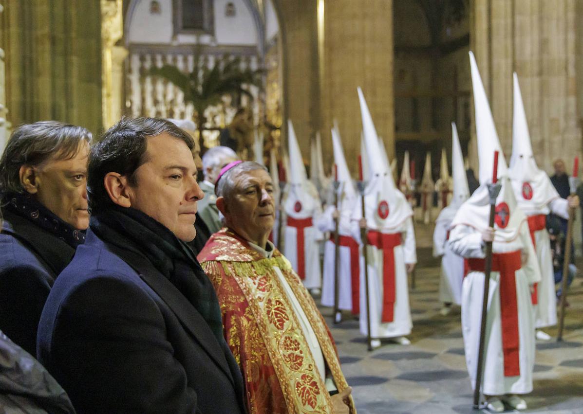 Imagen secundaria 1 - El presidente de la Junta, en el pregón de Valladolid con el arzobispo Argüello y en dos eventos celebrados en Salamanca. 