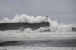Una ola rompe en la localidad asturiana de San Esteban, donde falleció el hombre.