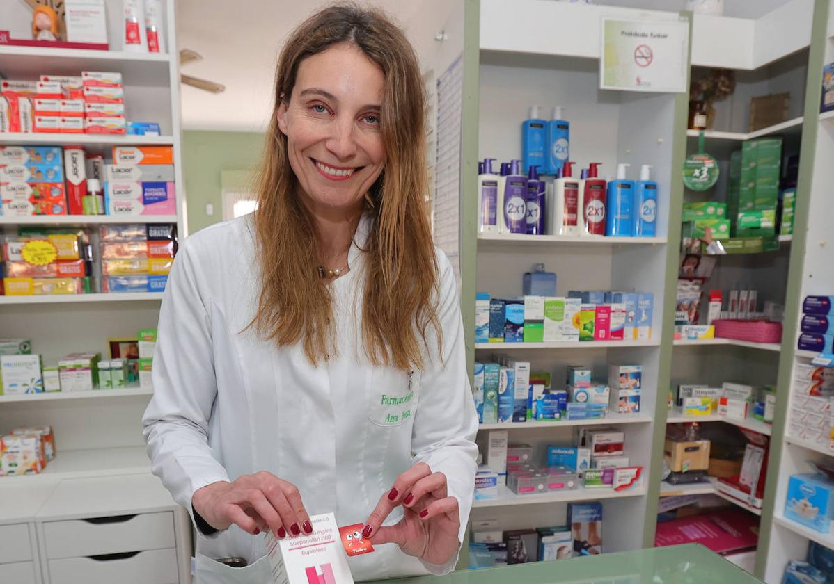 La farmacéutica de Ampudia Ana Deza pone una pegatina sobre un medicamento pediátrico para evitar equivocaciones.