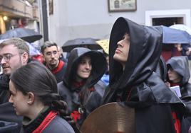 Un cofrade mira al cielo ante la suspensión de la procesión de Penitencia y Caridad.