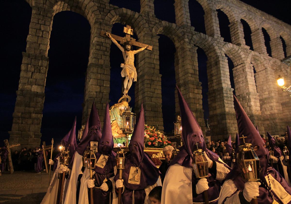 Una procesión pasa junto al Acueducto en una Semana Santa anterior.