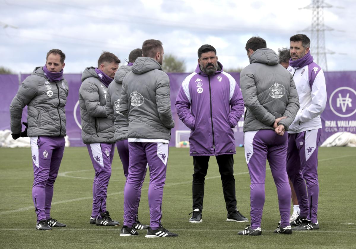 Los miembros del cuerpo técnico mantienen una reunión en el campo de entrenamiento de Anexos durante la sesión a puerta abierta del pasado martes.