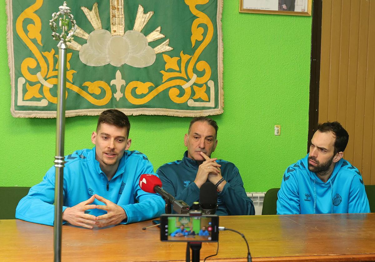 Chumi Ortega interviene en la rueda de prensa en la cofradía de la Vera Cruz, con Luis Guil, en el centro, y Vítor Benite.