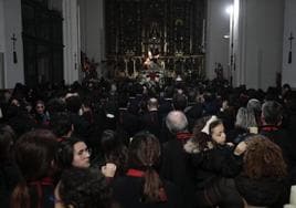 Cofrades y espectadores arropan a La Piedad en San Martín el miércoles por la noche, tras la suspensión.