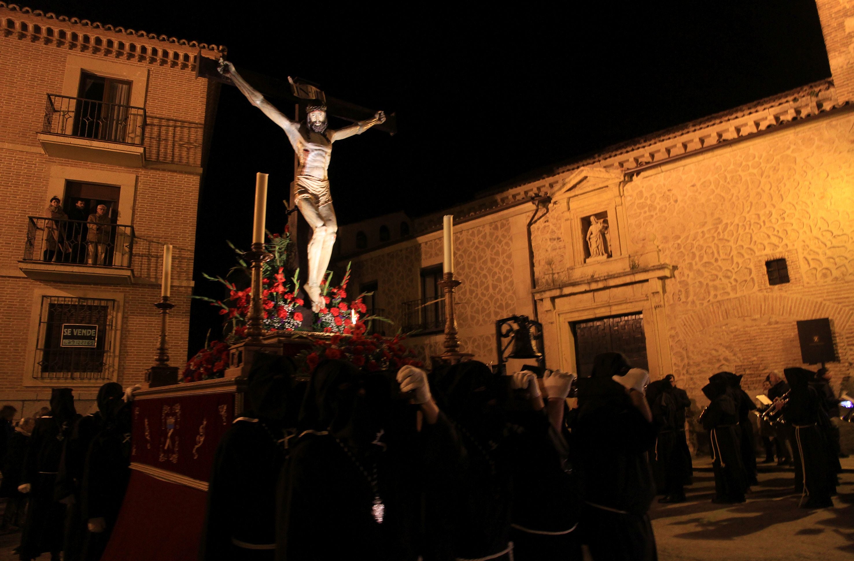 La lluvia condiciona el Vía Crucis de San Andrés