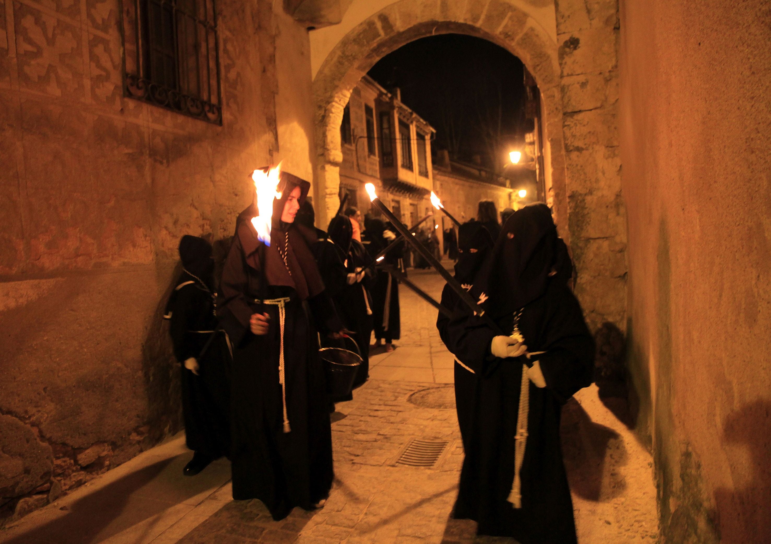 La lluvia condiciona el Vía Crucis de San Andrés