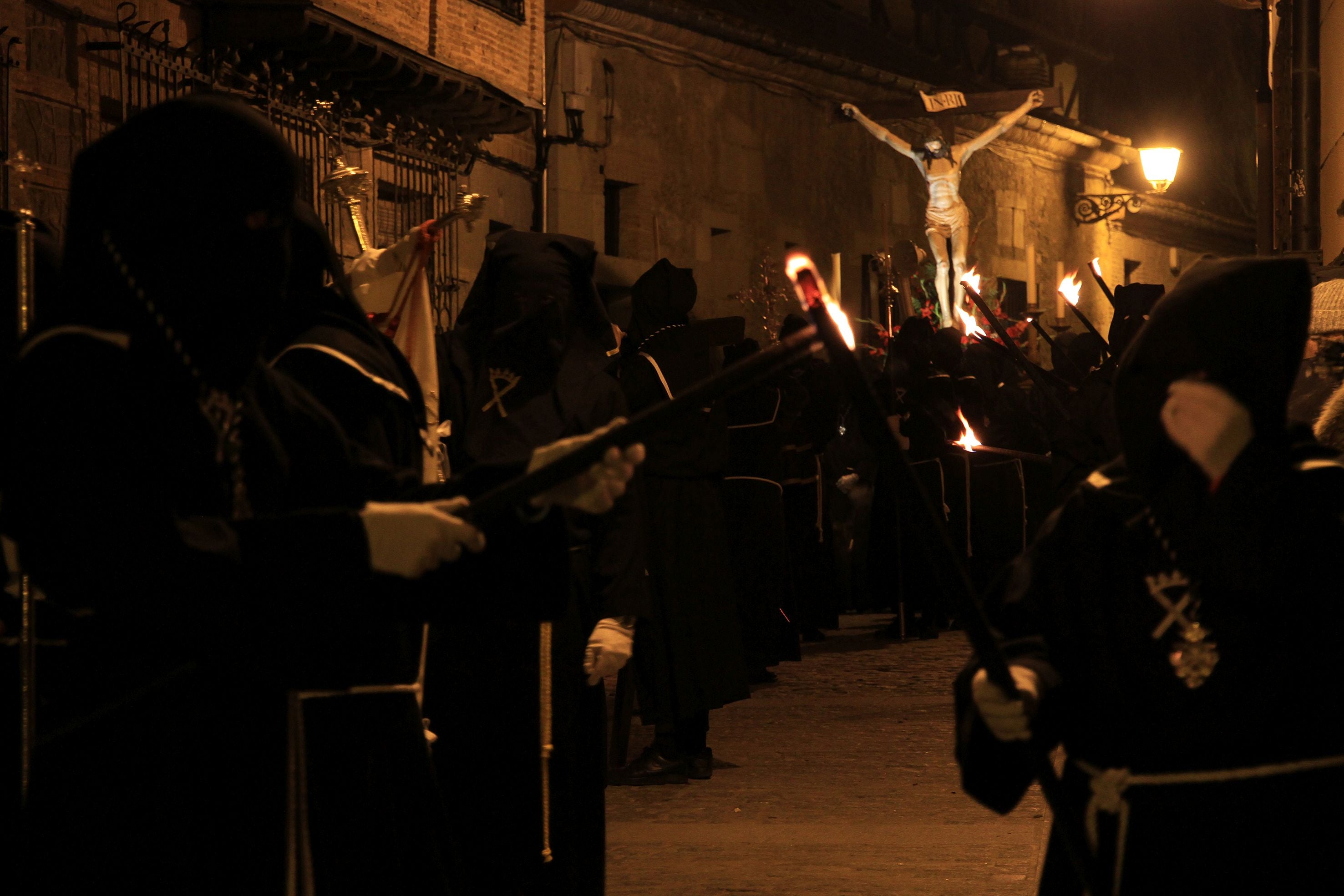 La lluvia condiciona el Vía Crucis de San Andrés