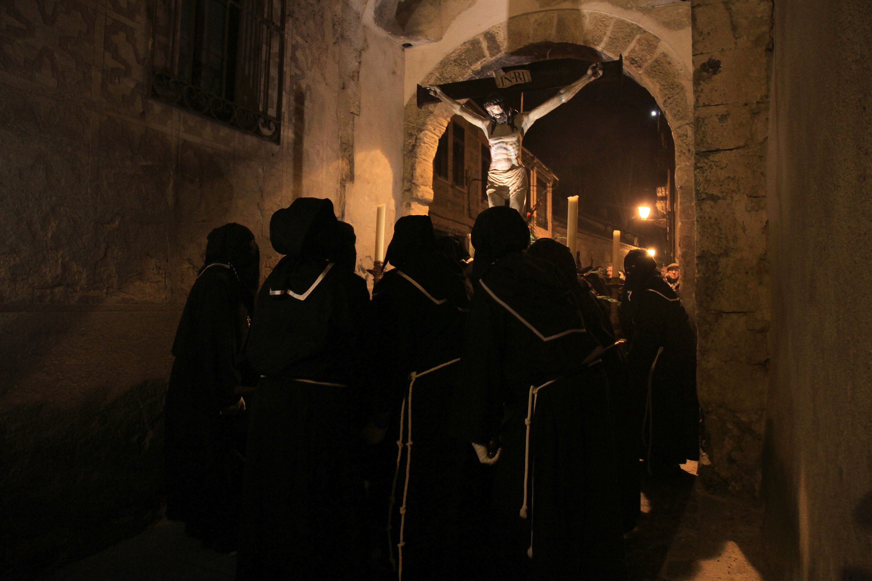 La lluvia condiciona el Vía Crucis de San Andrés