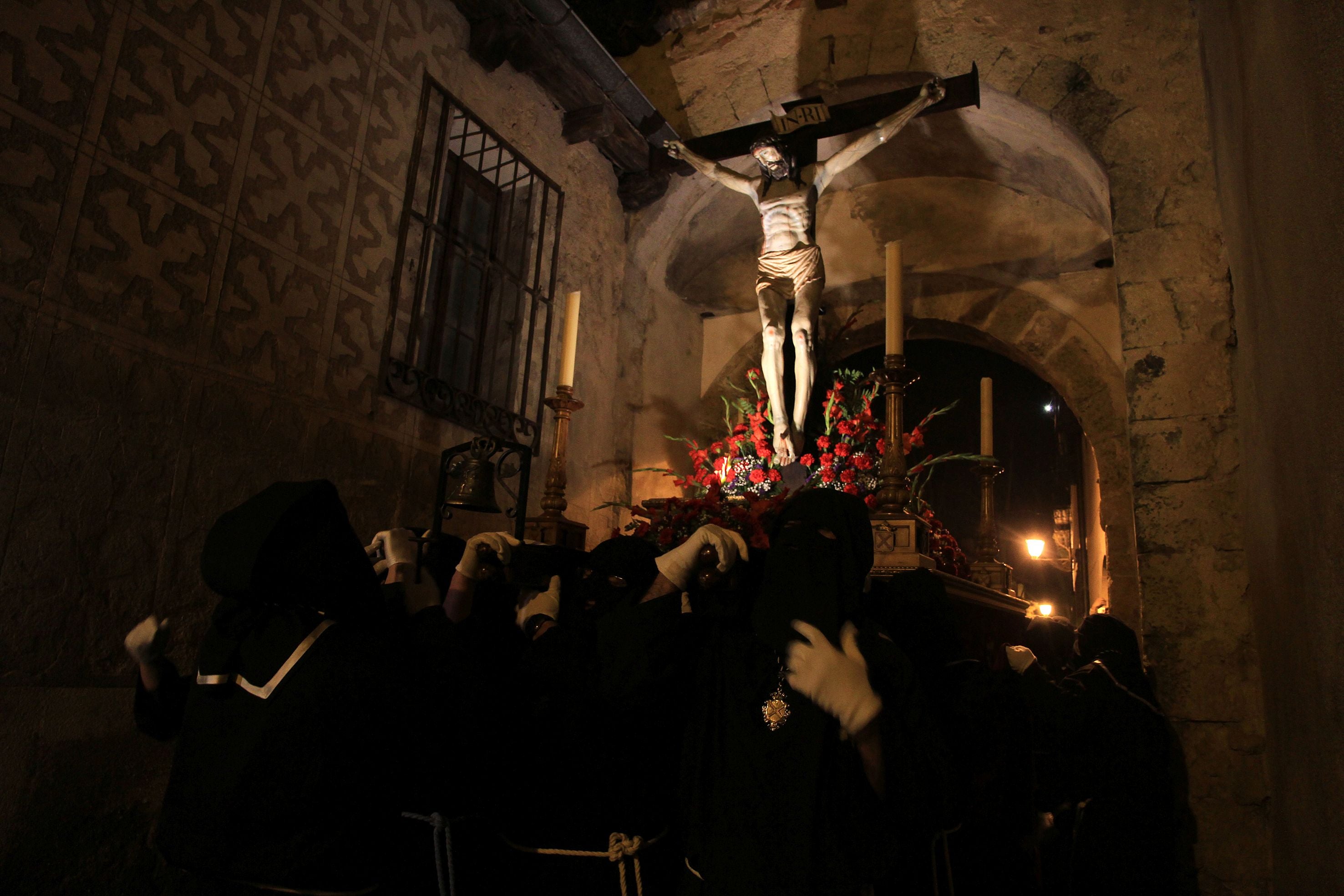 La lluvia condiciona el Vía Crucis de San Andrés